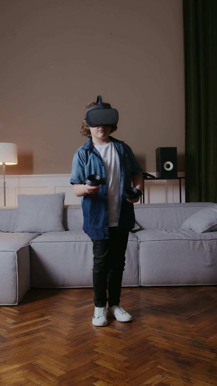 一个玩虚拟现实游戏的男孩