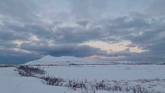 挪威北部的冬季景观，Rolvsøya。时