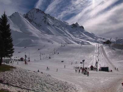 山区度假胜地滑雪的人们