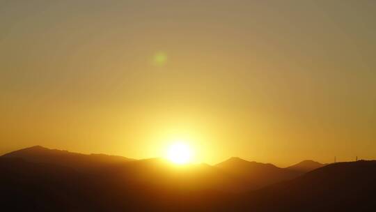 山日落延时傍晚阳光黄昏夕阳山峰纯净天空