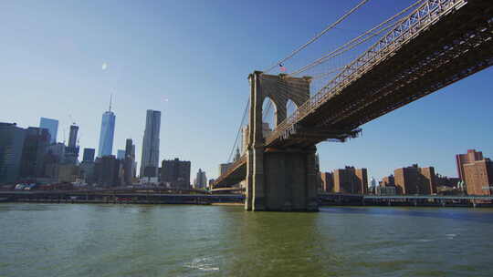 布鲁克林大桥的纽约市景观