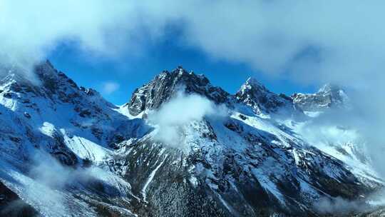 雪山下多彩树林与湖泊相映的美景