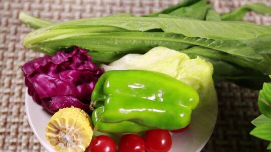 各种蔬菜搭配制作营养沙拉