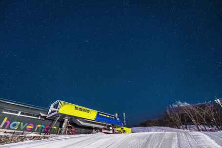 吉林松花湖滑雪场雪道旁夜景缆车星空延时