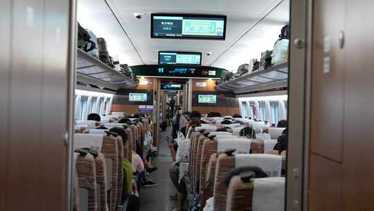 高铁列车车厢内部旅客