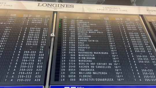 欧洲德国法兰克福机场航站楼出发信息牌视频素材模板下载
