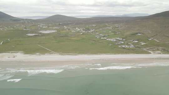 爱尔兰共和国阿基尔岛上龙骨海滩和村庄的宁静鸟瞰。