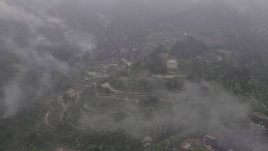 航拍雨中云雾缭绕的湖南十八洞村