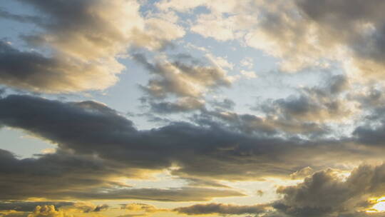 日落时深蓝色天空上快速移动的云的时间推移