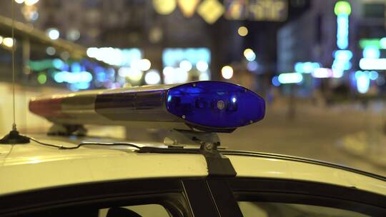 夜间警车车顶上闪烁的灯视频素材模板下载
