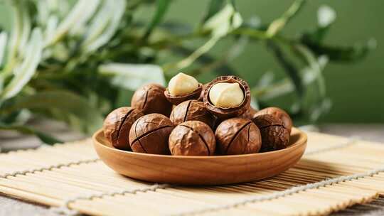 木盘装夏威夷果特写