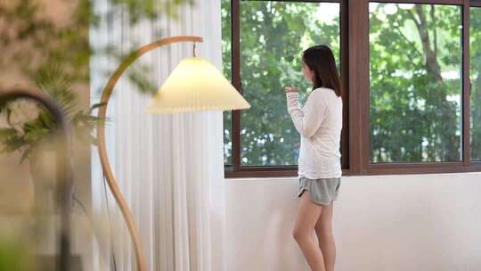 美女居家休闲看向窗外