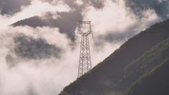4k航拍山林晨雾中的特高压输电杆塔
