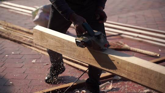 木匠锯木头特写修理木头
