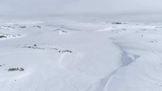 雪地摩托车道上的北极壮丽景观