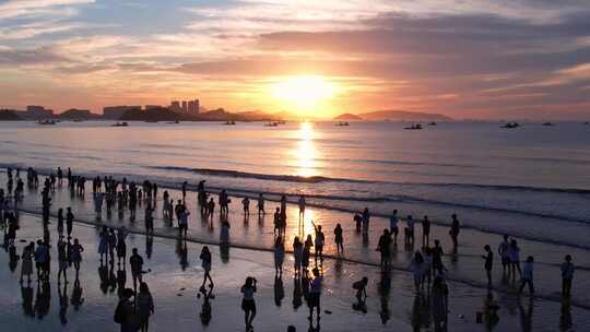 福建东山岛金銮湾海边游客看日出航拍