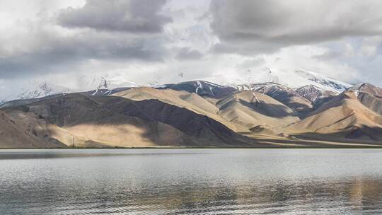 新疆慕士塔格喀拉库勒湖 湖泊雪山8K延时
