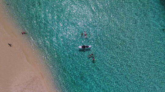 航拍唯美大海海面上游泳浮潜的人