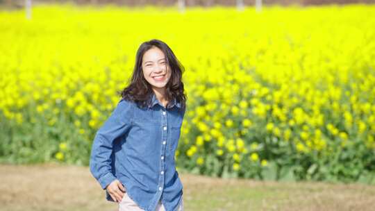 美女漫步在成都环城绿道油菜花海