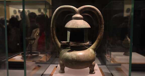 铜缸灯，南京博物院藏