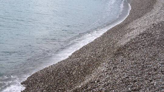 海浪涌向沙滩海岸