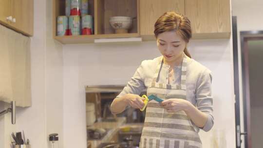 女人在厨房做饭视频素材模板下载