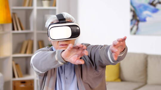 老年人在玩虚拟眼镜视频素材模板下载