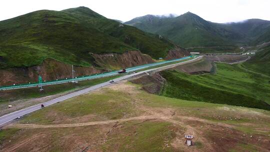 车辆行驶在山区公路上