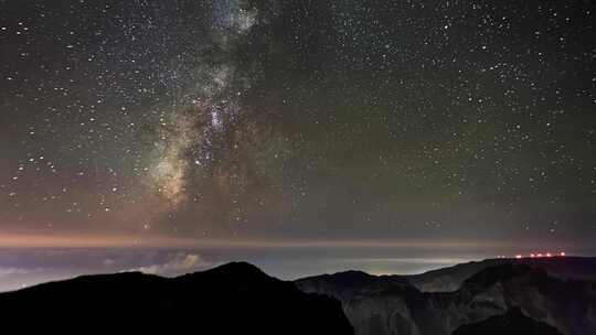 山脉上空的星空