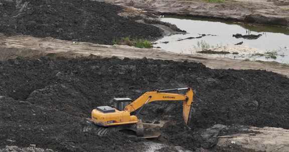 开荒建设、热火朝天施工工地挖掘机