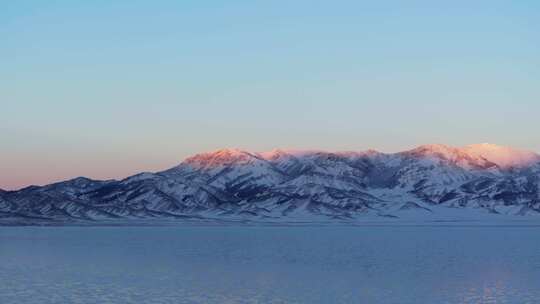 航拍冬季新疆赛里木湖雪山冰湖蓝冰日照金山