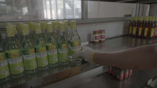 工人操作调味瓶生产流水线