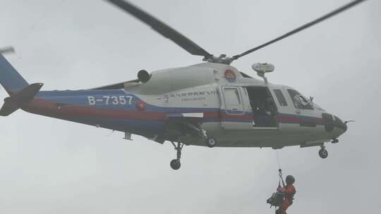 上海高东机场 直升机绳降救援视频素材模板下载