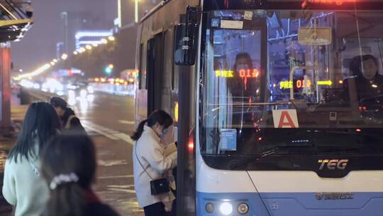 城市夜晚公交出行