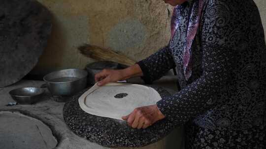 女人在乡村房子里准备传统的土耳其尤夫卡（一种面团）