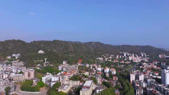 城镇依山而建的鸟瞰全景