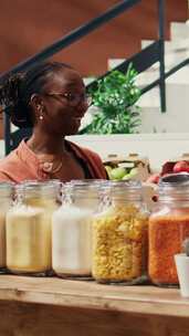 垂直视频非裔美国卖家向客户赠送食品样品