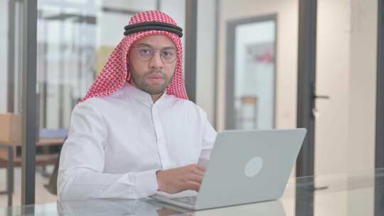 工作中自信的阿拉伯年轻人视频素材模板下载