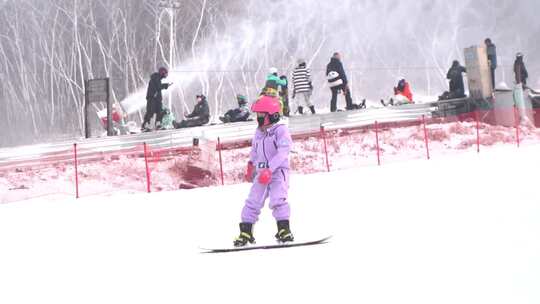 冬季雪上运动 滑雪场小朋友滑雪视频素材模板下载