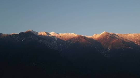 大理苍山日照金山航拍