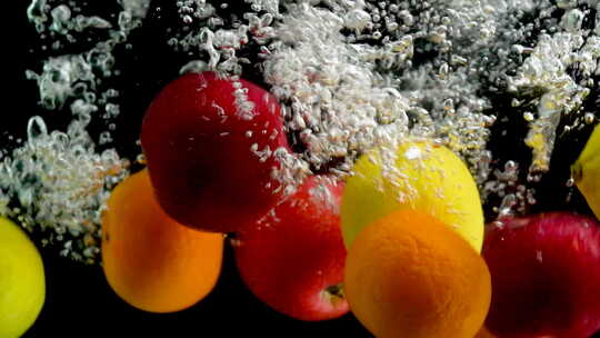 水果入水溅起大量水花的特写