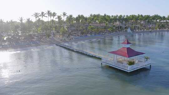 加勒比海田园诗般的海滩上的凉亭，巴伊亚普林西比岛大；无人机