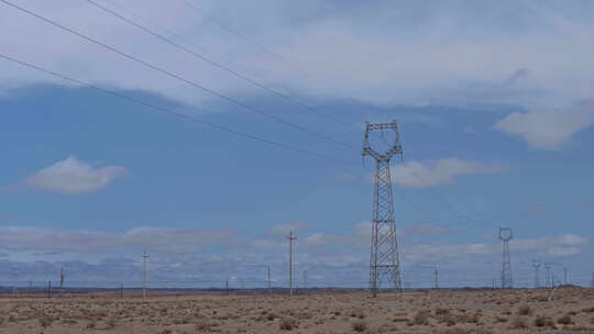 戈壁滩蓝天白云高压线路电塔延时视频素材模板下载