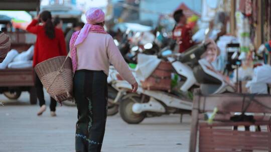 云南德宏中国缅甸边境商贸街边集市民族市民