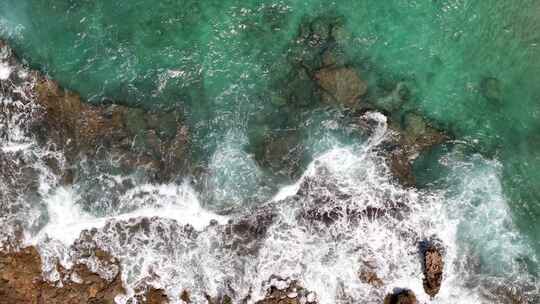 礁石海岸线海边海浪浪花浪拍礁石