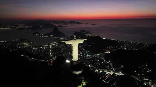 日出在基督救世主雕像在里约热内卢巴西。