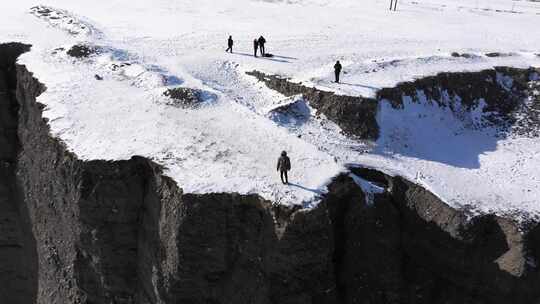 航拍新疆冬季安集海大峡谷红色山脉雪山河流