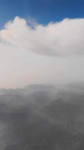 飞机窗外的云海山峦