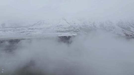 航拍冬天雪山下的新疆禾木村