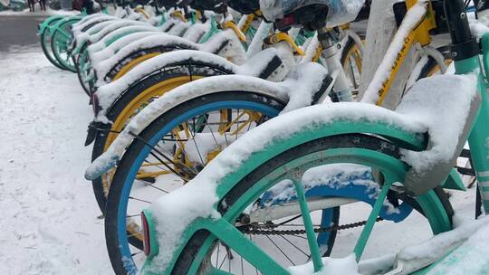 济南下雪后的城市道路